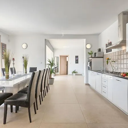 Amazing In Naselje Muzini