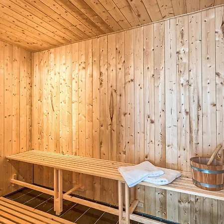 Casa de Férias Cozy In Naselje Muzini With Sauna